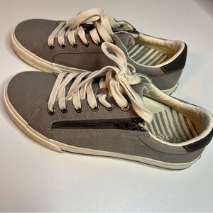 Taos Footwear Women's Shooting Star Sneaker so 8 grey & white with heel support